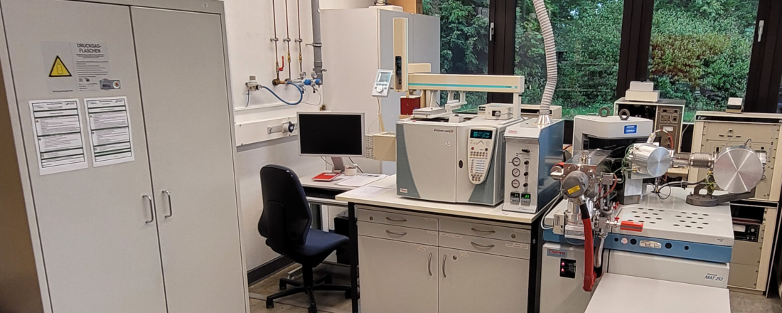 a picture showing the GC/C setup for highly enriched samples